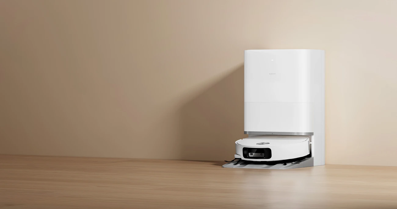 Белый Xiaomi Robot Vacuum 6 со станцией в интерьере