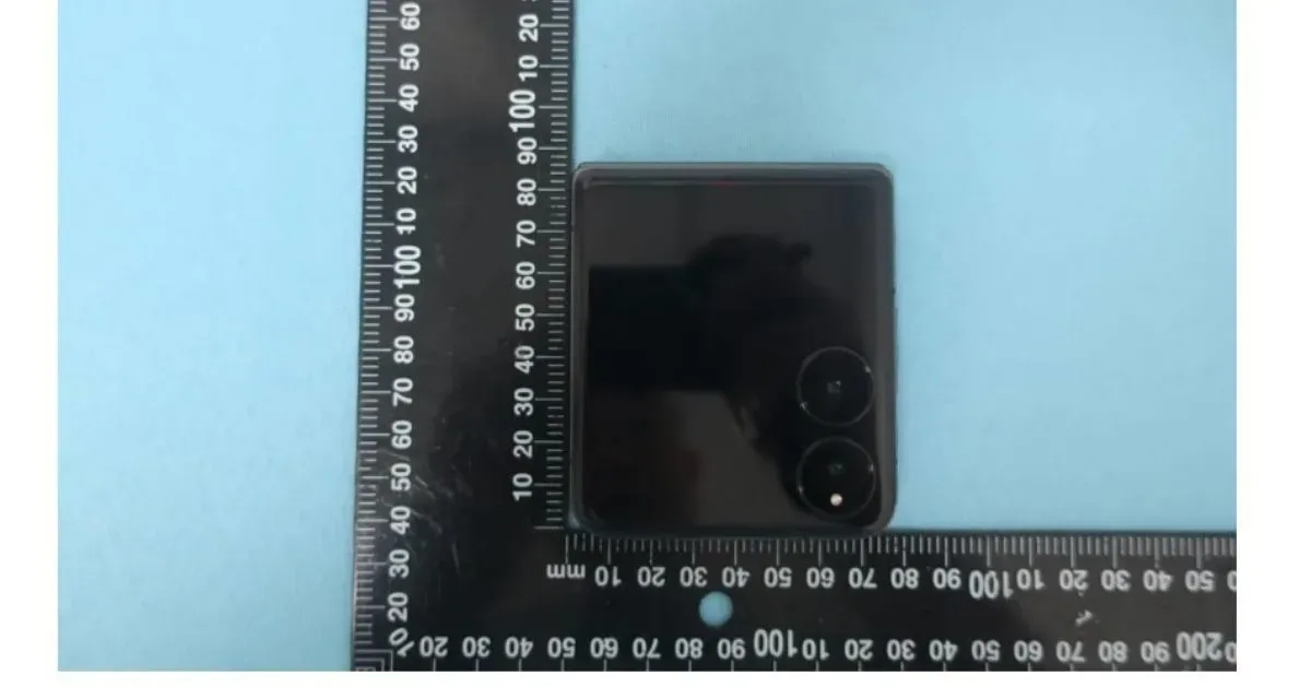 В интернет попала фотография уникального смартфона Xiaomi Mix Flip